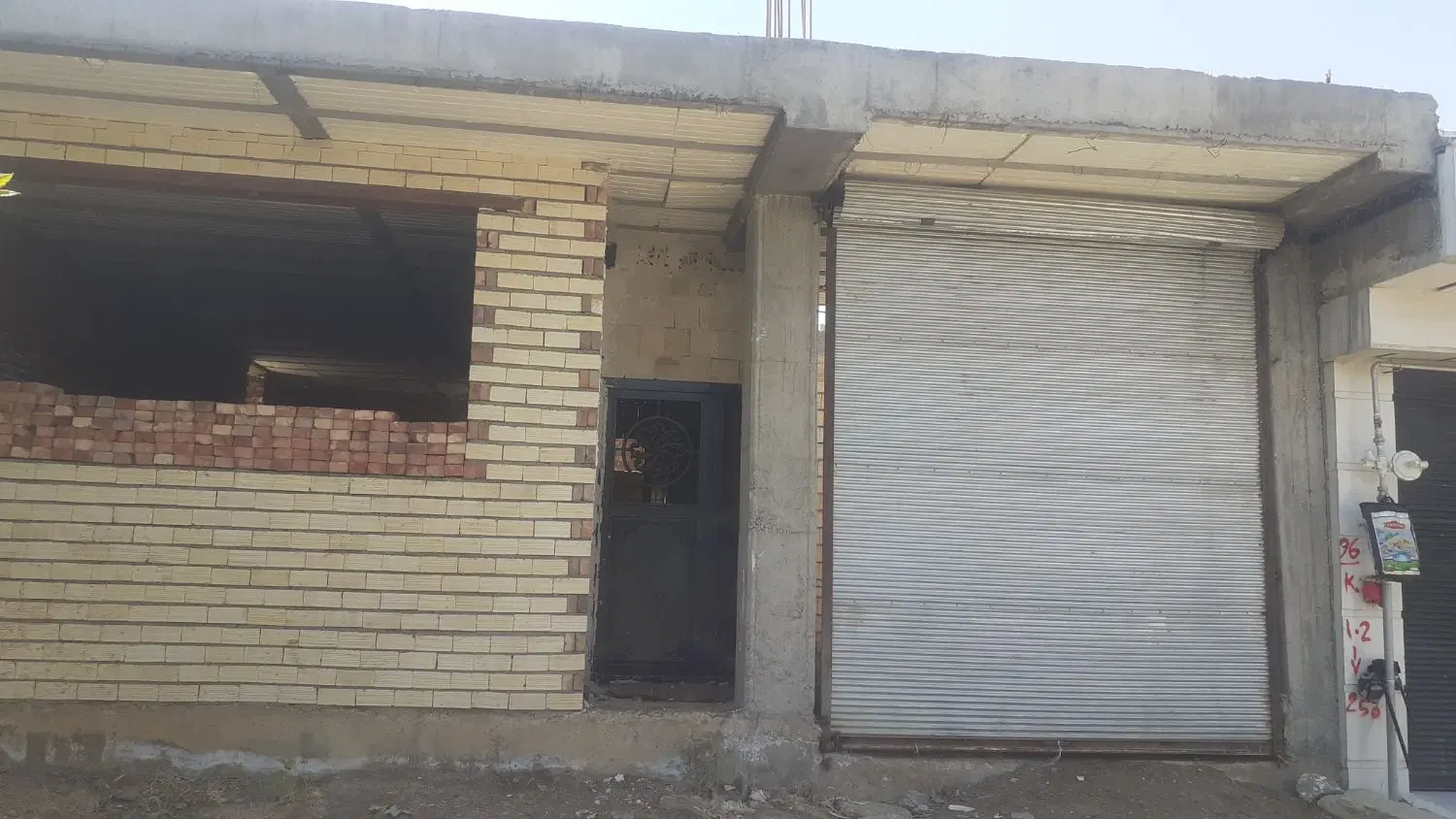 خانه‌نیمه‌کاره‌تازه‌ساخت‌کوچه‌سیمان‌و۱۰متری‌