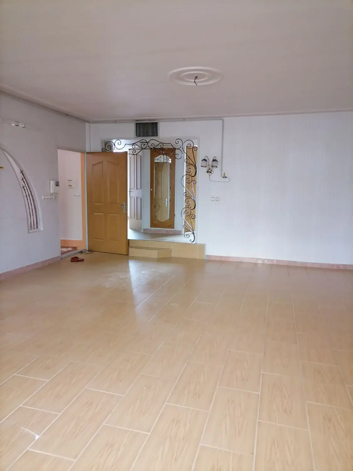 یک طبقه 130متری ابتدای خیابان دانشگاه