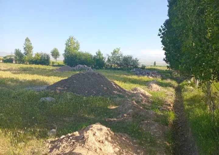 زمین مسکونی با سنگ و ماسه و پی باز شده