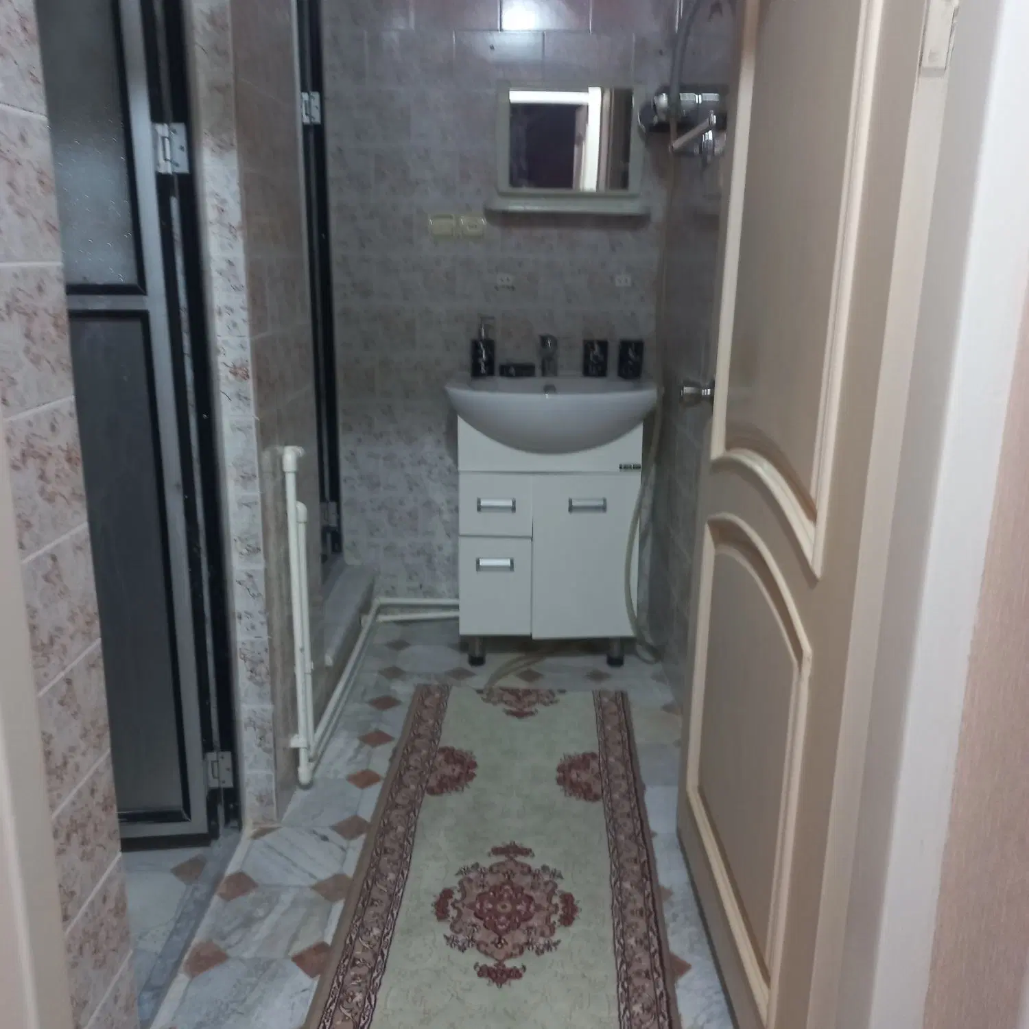 سوئیت. دوخوابه. حیاط دار .مرکزشهر