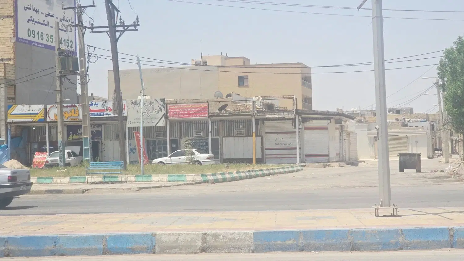 مغازه پیش فلکه فانوس