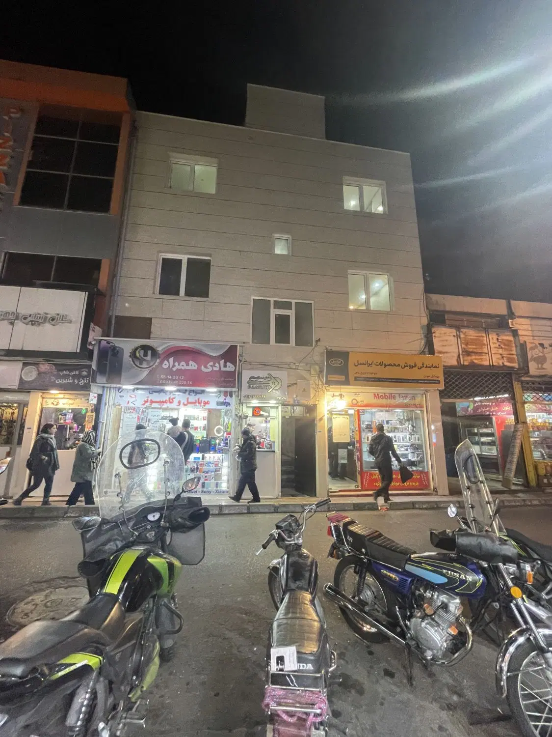 سه طبقه مسکونی (۲۷۰متر) یکجا با شش باب تجاری