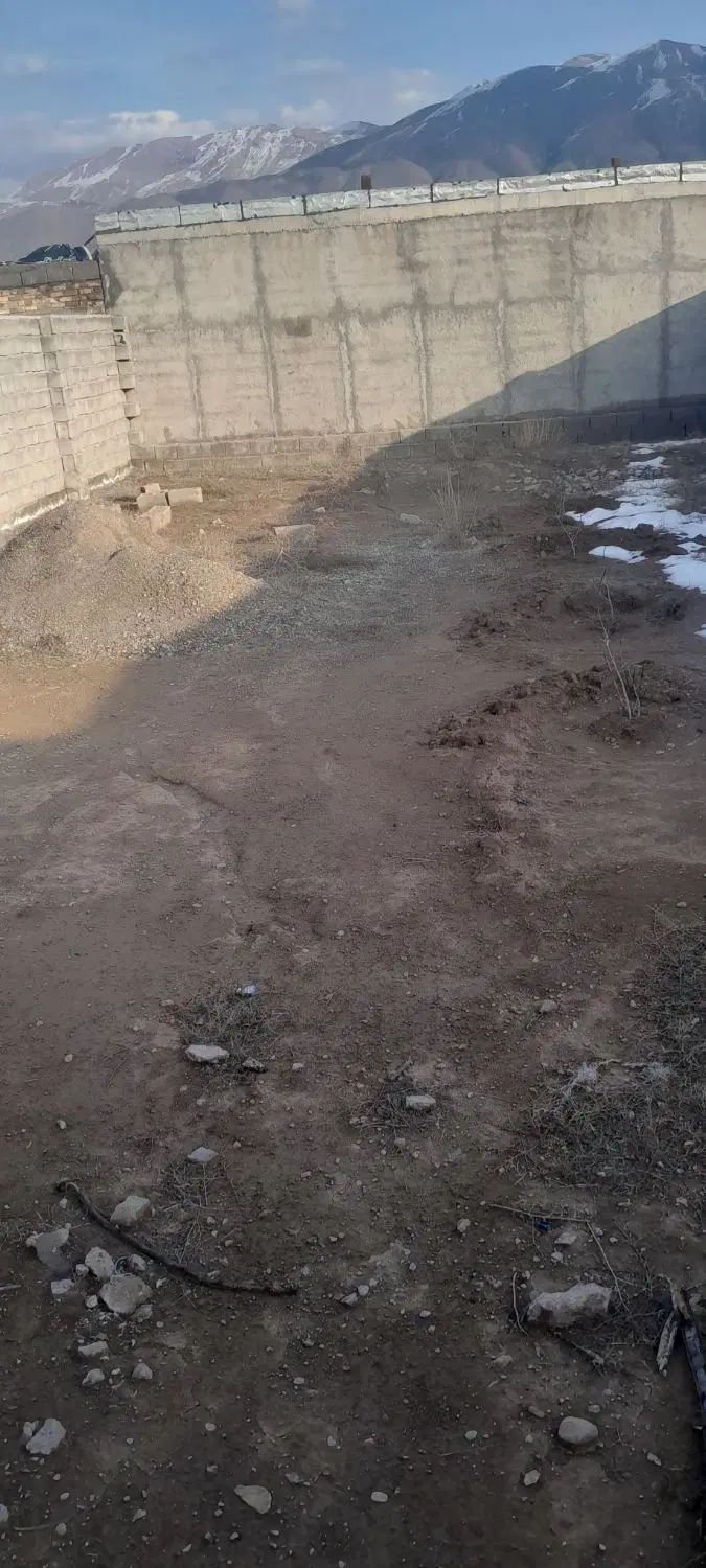 زمین چهاردیواری به متراژ ۲۰۰