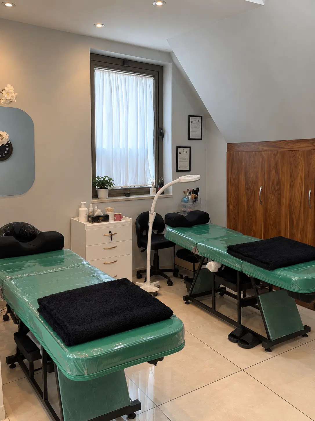 اجاره تخت مژه و میز ناخن