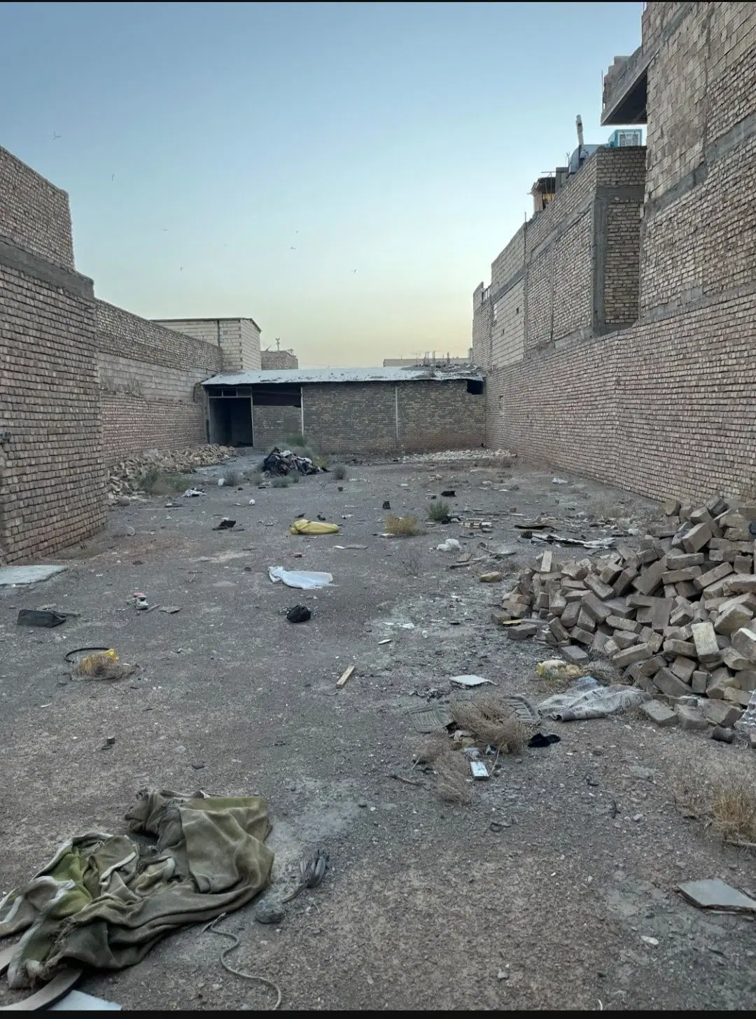 زمین چهار دیواری( گاراژ) موقعیت عالی