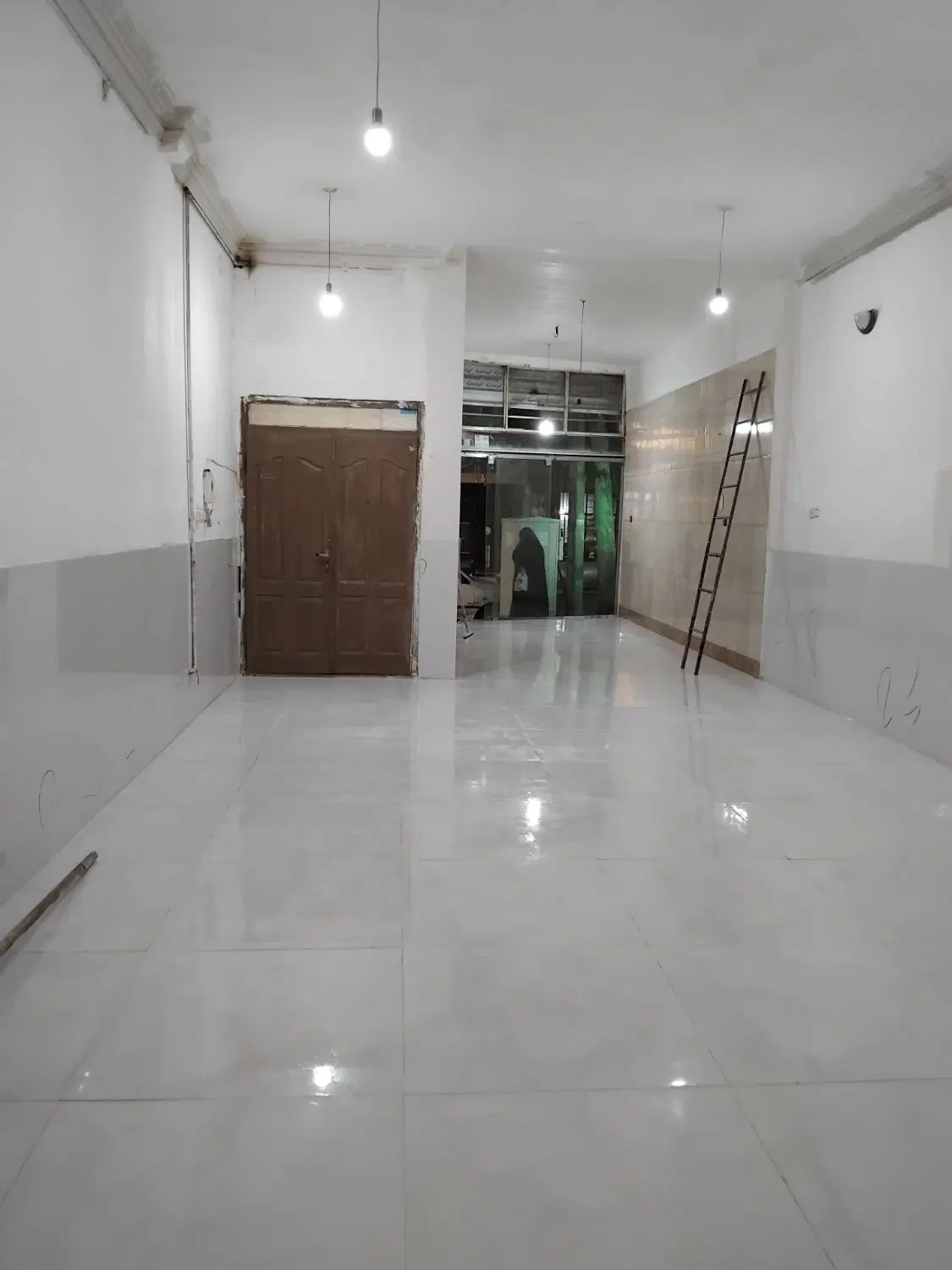 مغازه ۶۰ متری حاشیه ی خیابان