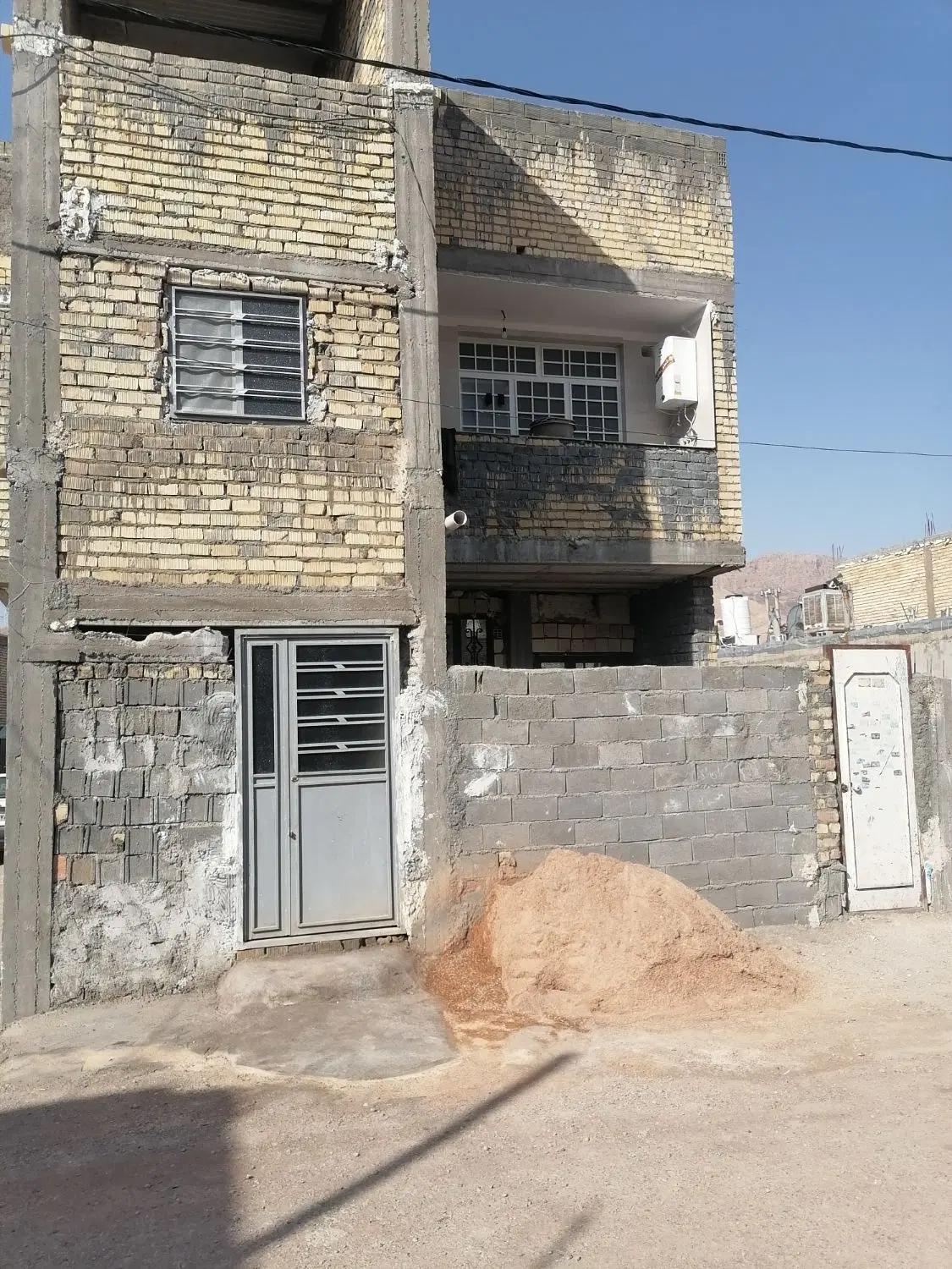 اسکلت شهرک بوتان چسبیده به زیبا شهر.