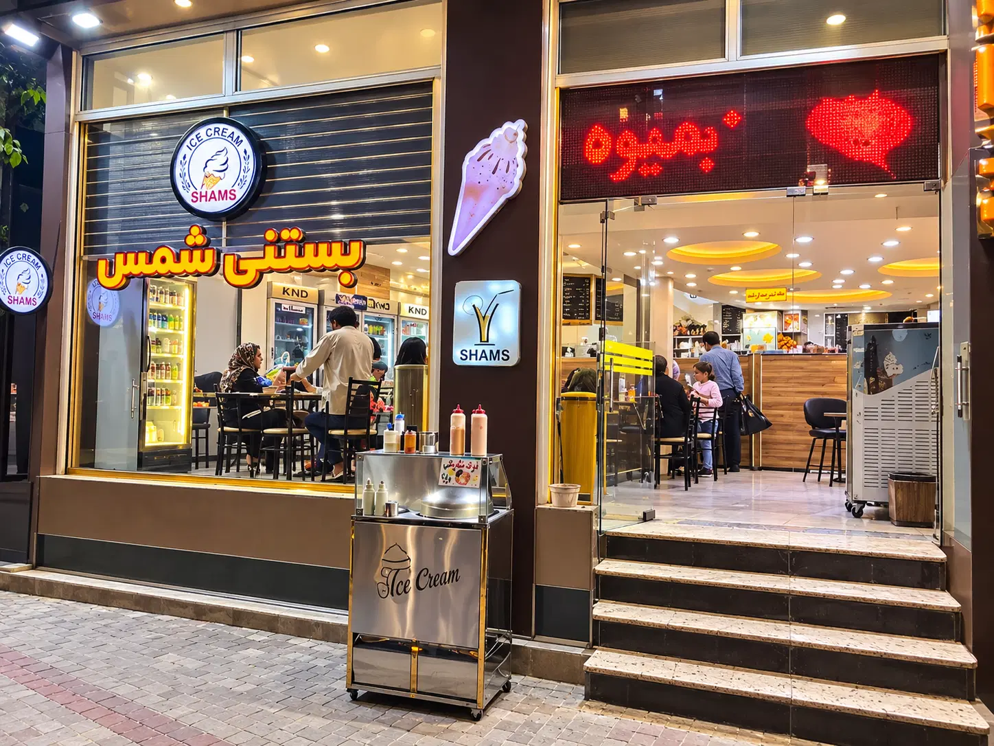 یک باب مغازه با دو دهنه