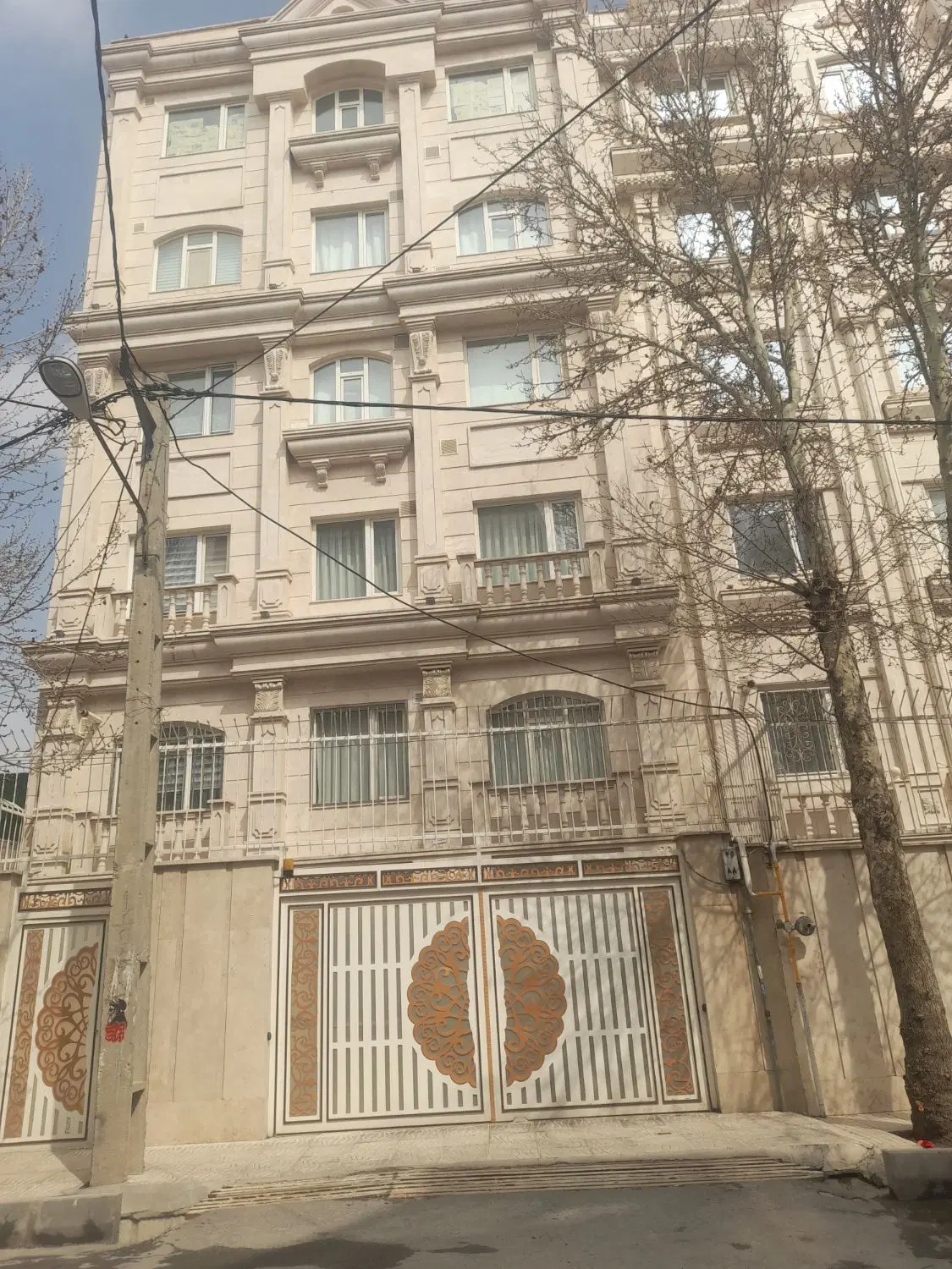 اپارتمان بر خیابان میر اشرفی