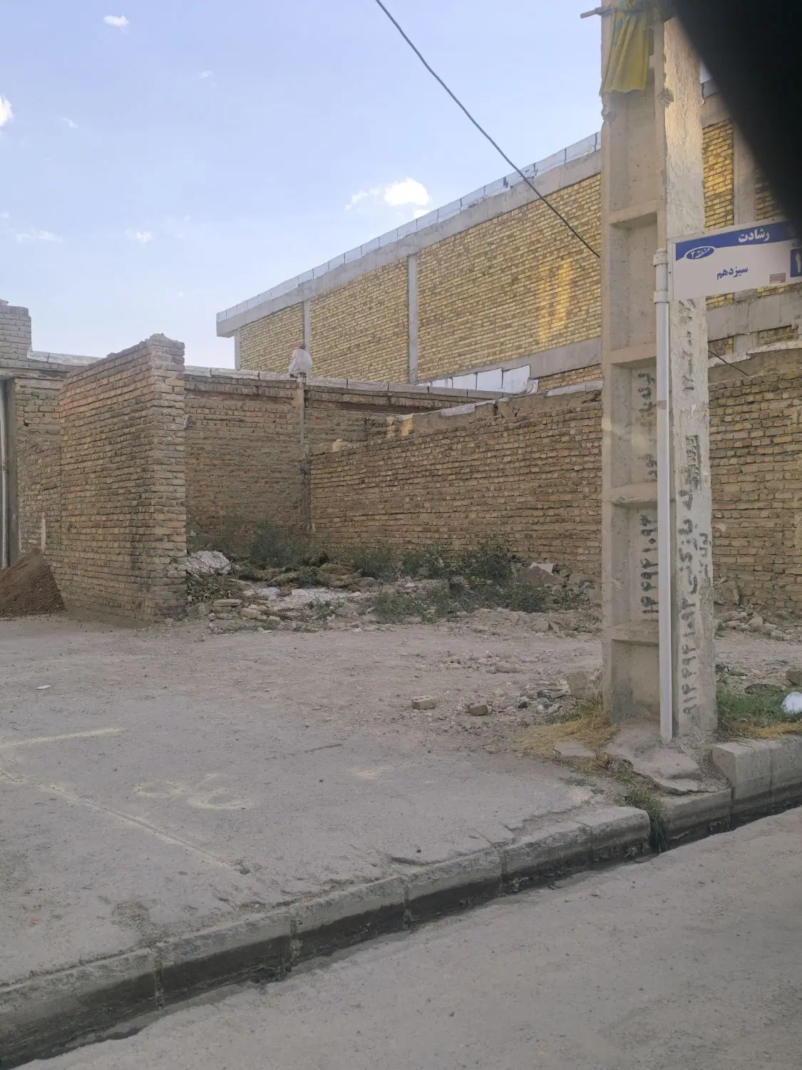 زمین دو نبش بر خیابان