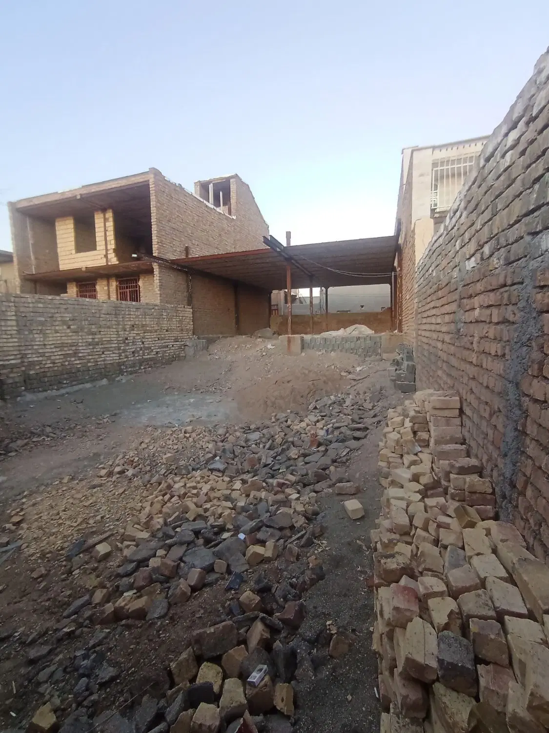 ملک نیمه کاره