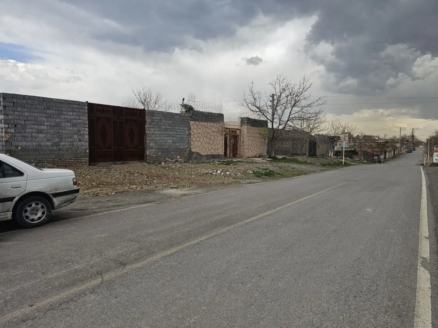 زمین دور دیوار فروشی