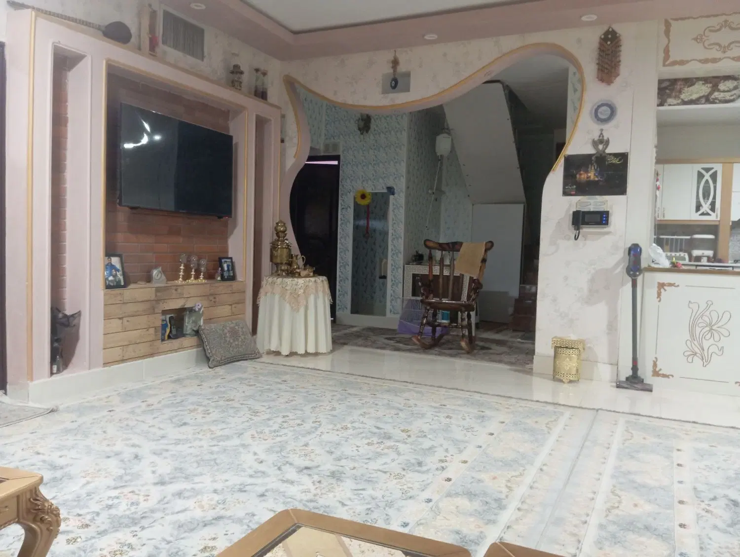 طبقه اول با حیاط به فروش میرسد