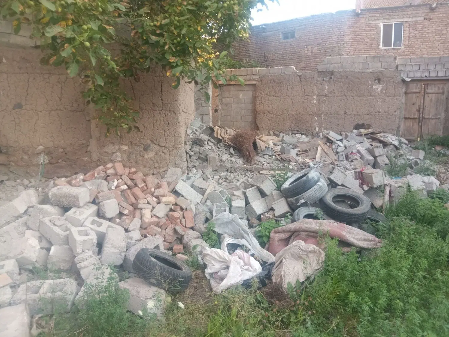 زمین در بهترین لوکیشن میدان نماز
