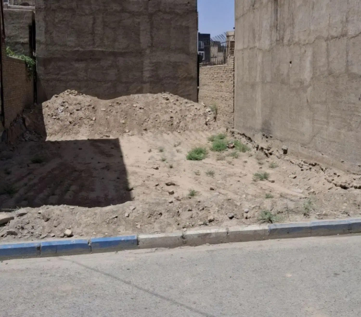 زمین تنگ افتاده سر طالقانی