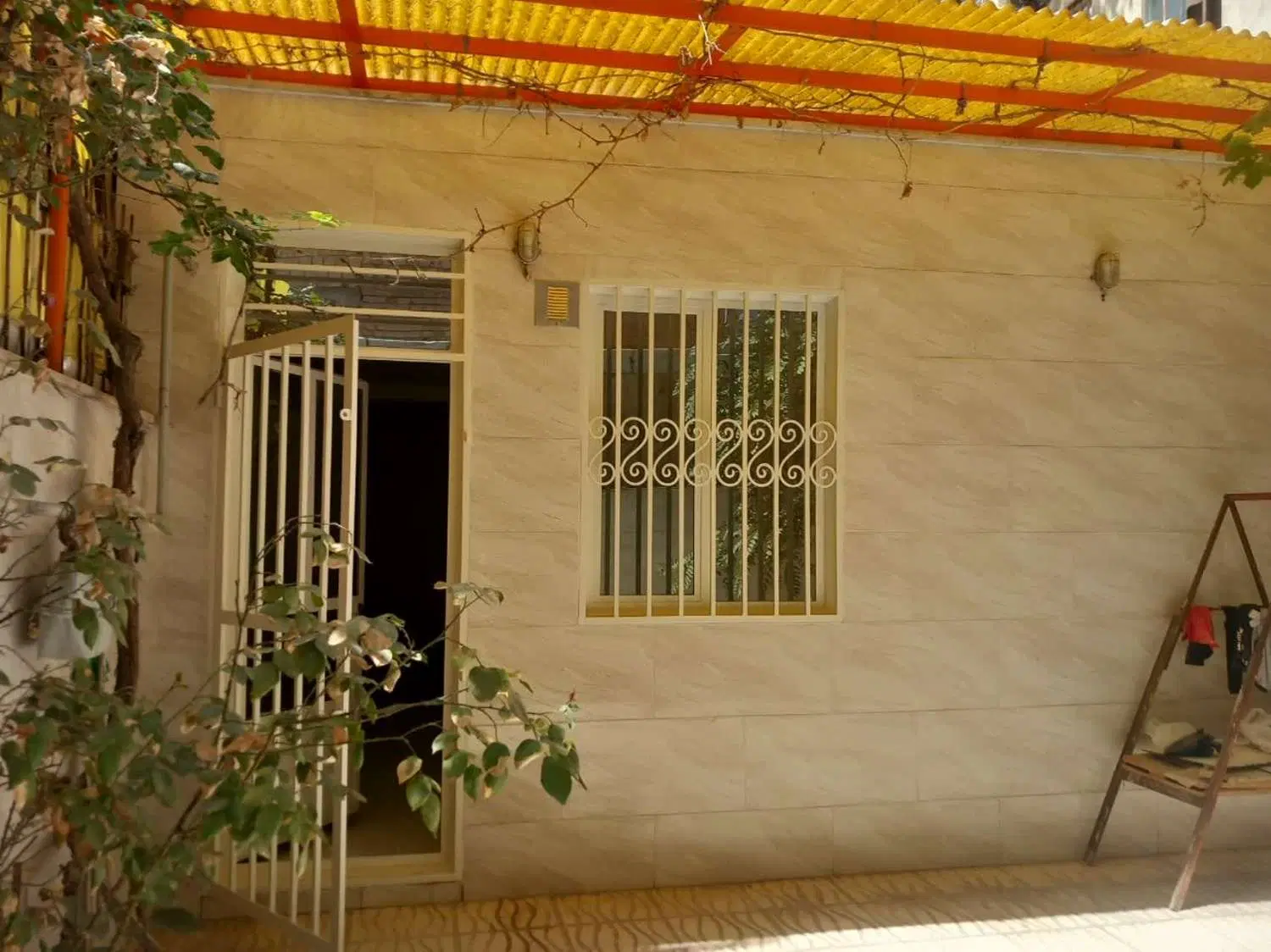 ویلایی ۱۰۰ متری سنددار ،بازسازی کامل، حیاط اختصاصی