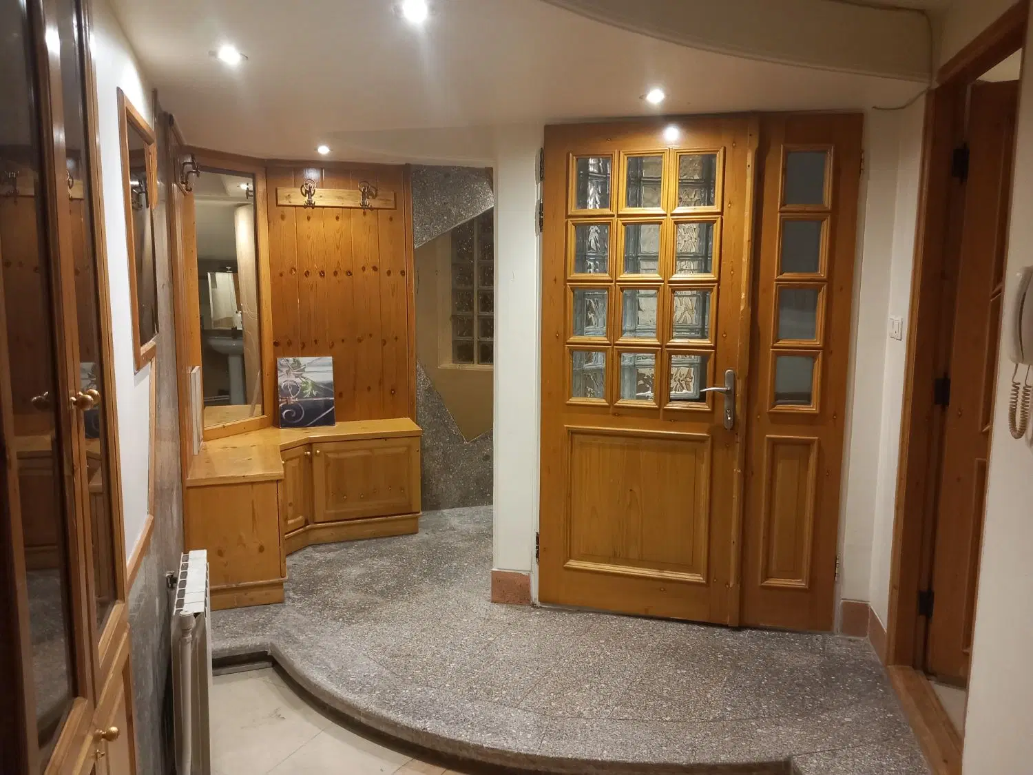میرعماد ، دارای سالن بزرگ و ورودی مستقل