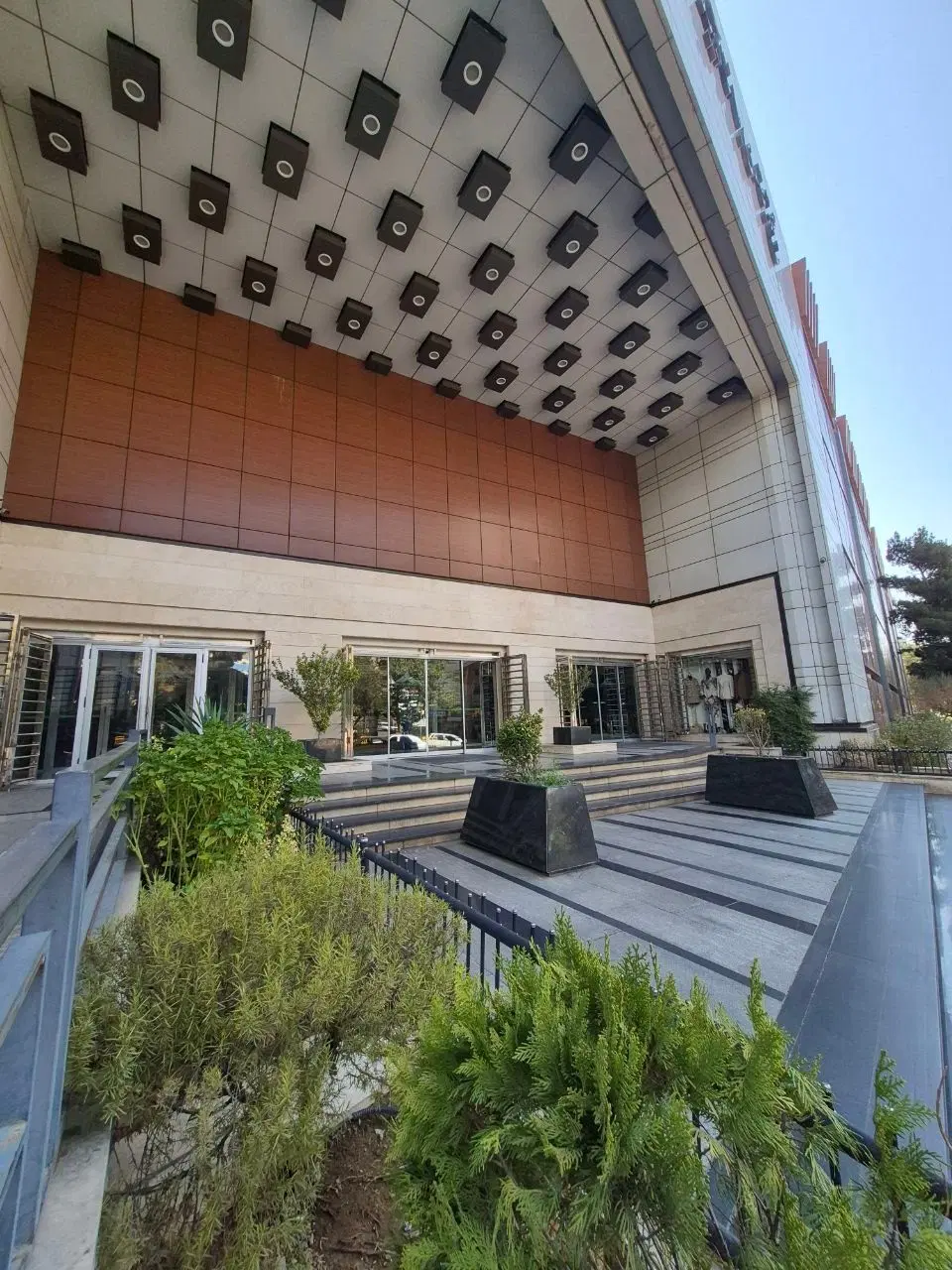 یک باب مغازه تجاری به متراژ ۵۱،۴۱