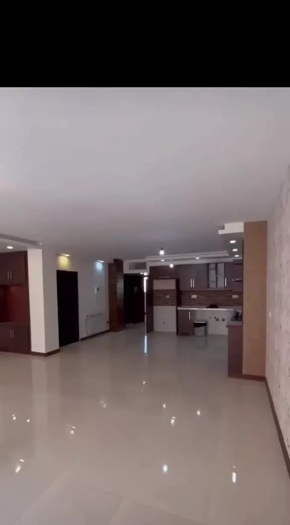 آپارتمان محتشم کاشانی ، نزدیک خیابان اصلی و پارک
