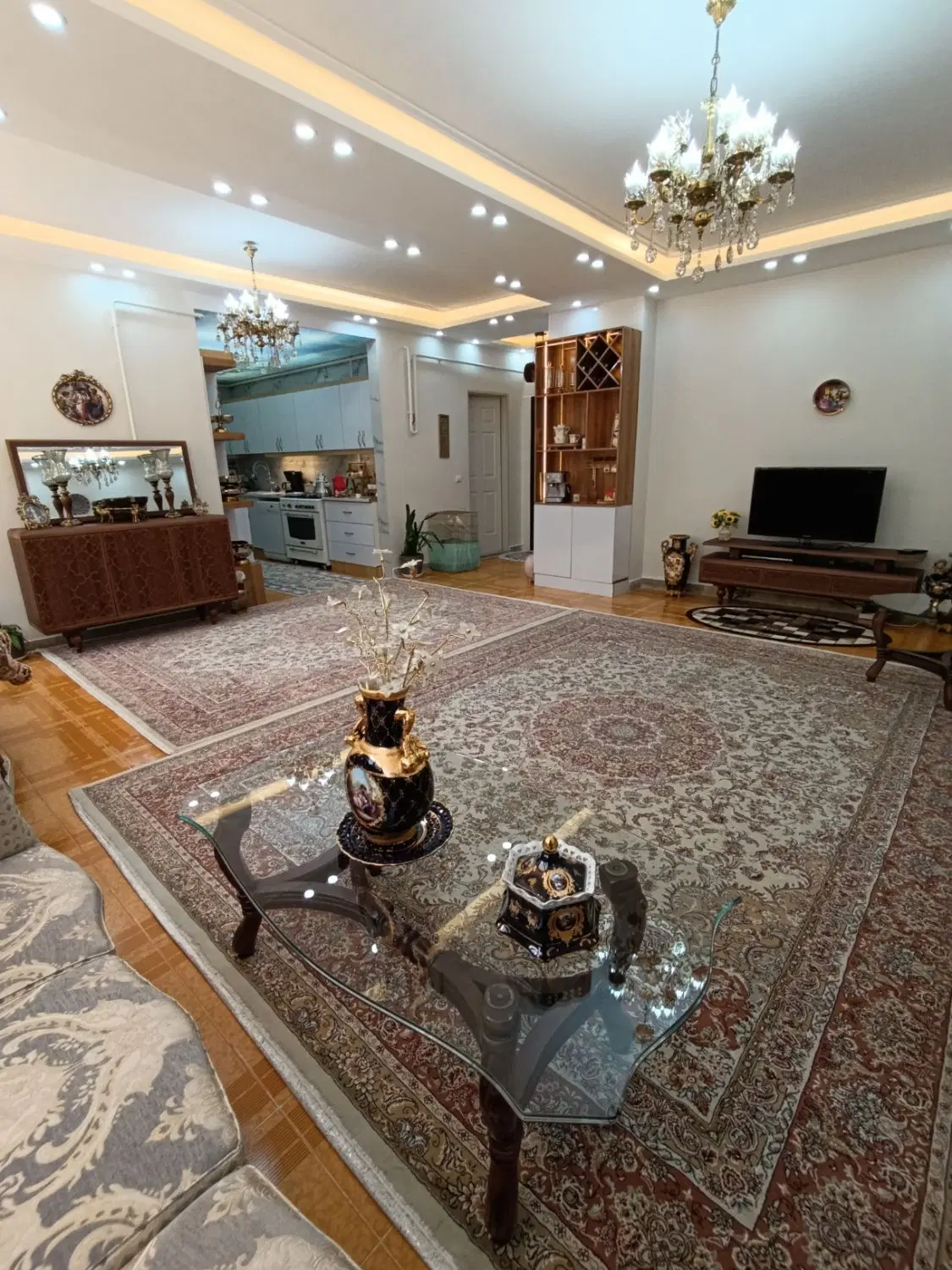 آپارتمان تک واحدی حیاط در اختیار فاز یک