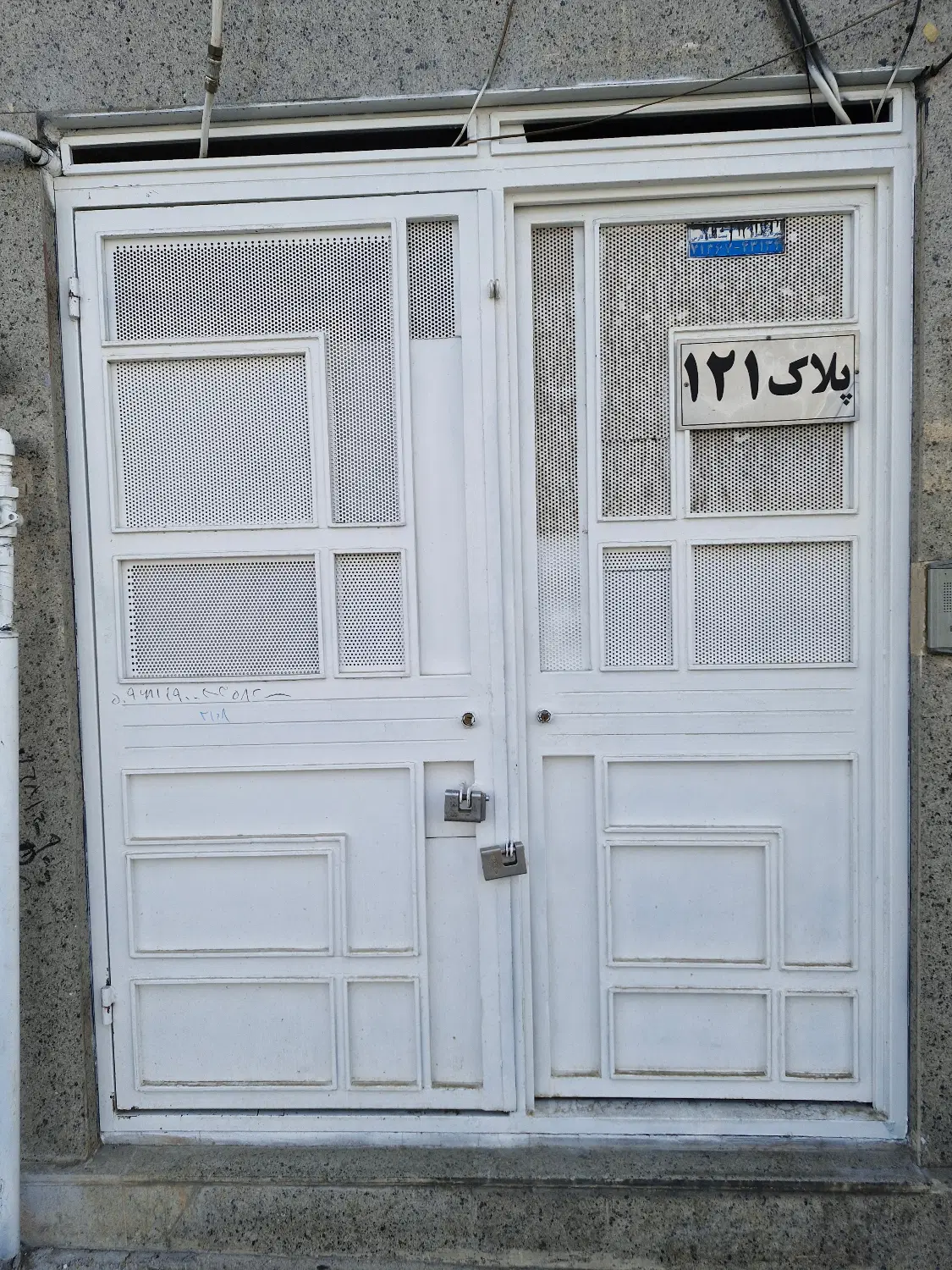 یک واحد زیر زمین رهن واجاره