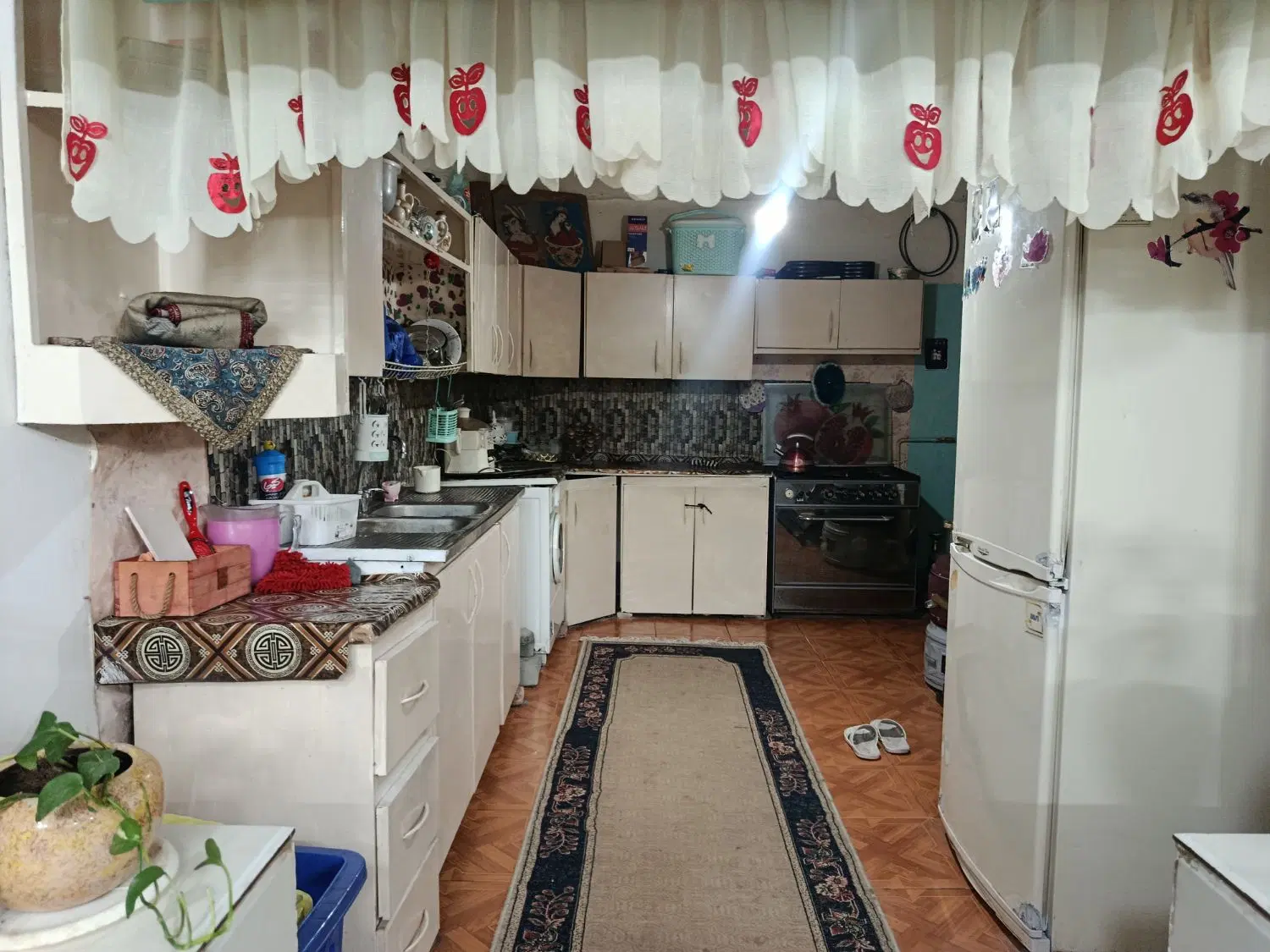 یک باب منزل قدیمی در اختیار اباد