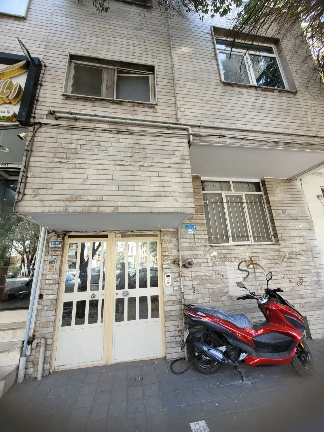 بر خیابان امام خمینی 55 متر ط همکف