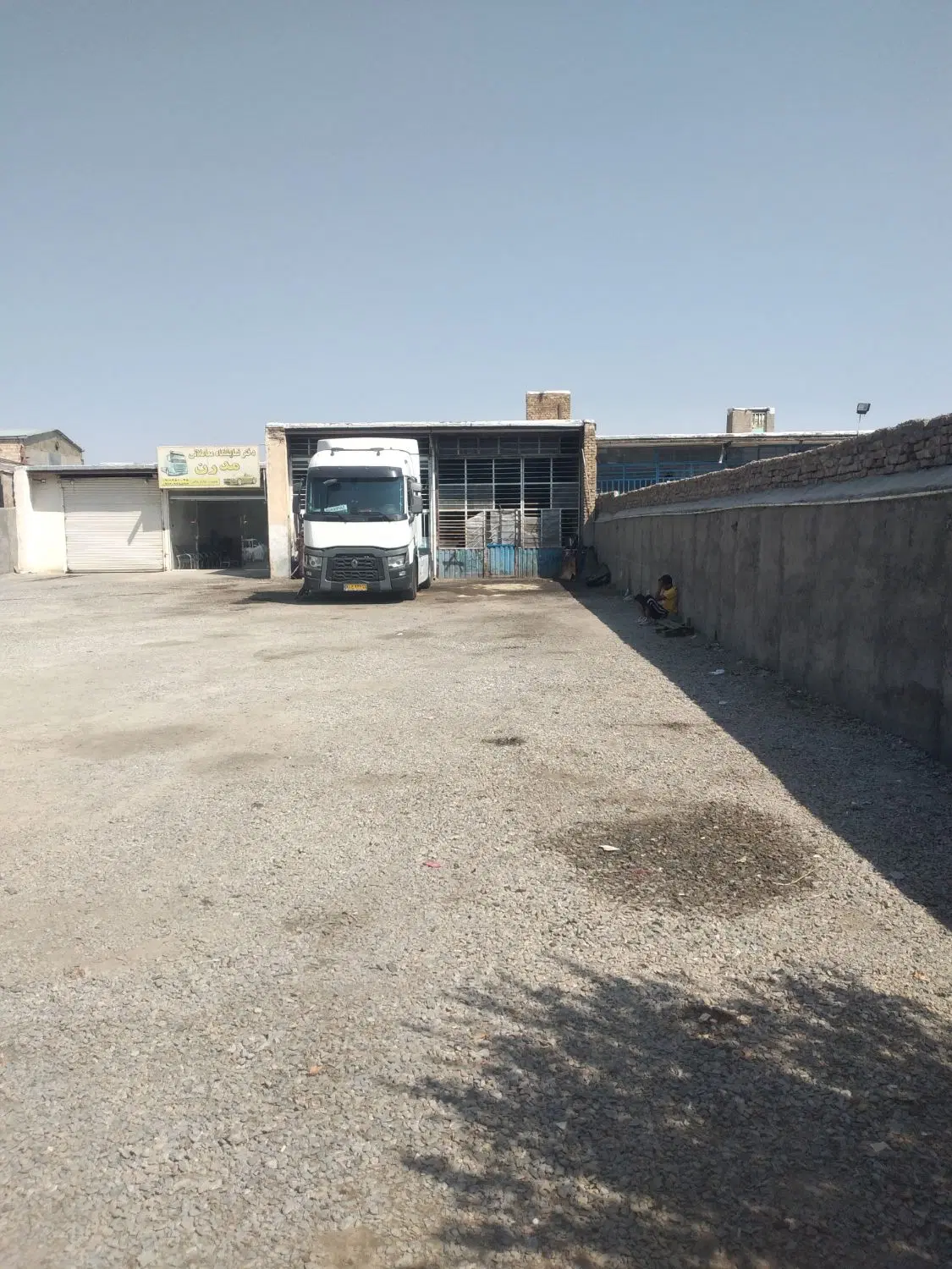 یک باب مغازه به متراژ ۶۰ متر دارای بالکن