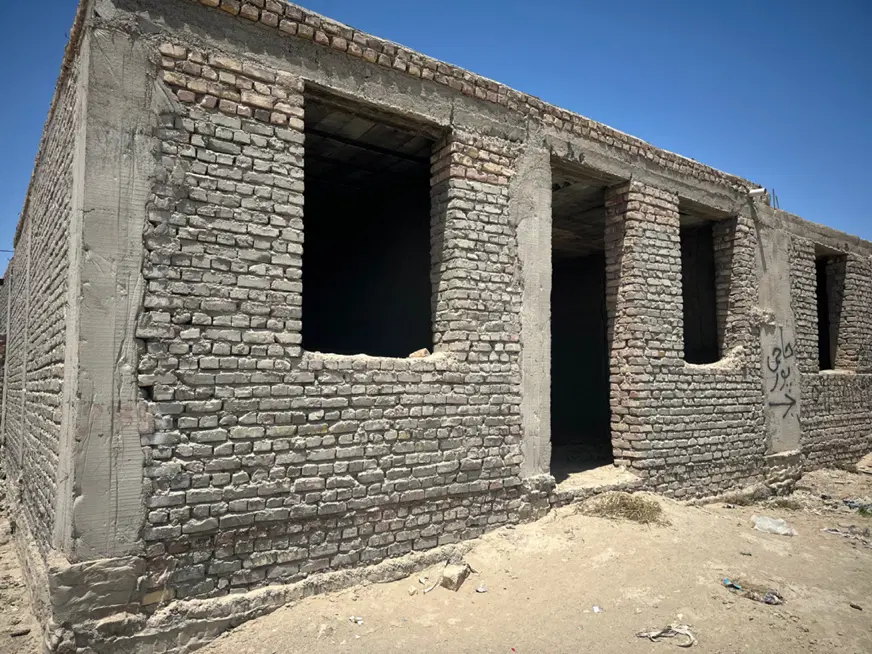خونه نیم ساز به همراه یه قواره زمین کنارش