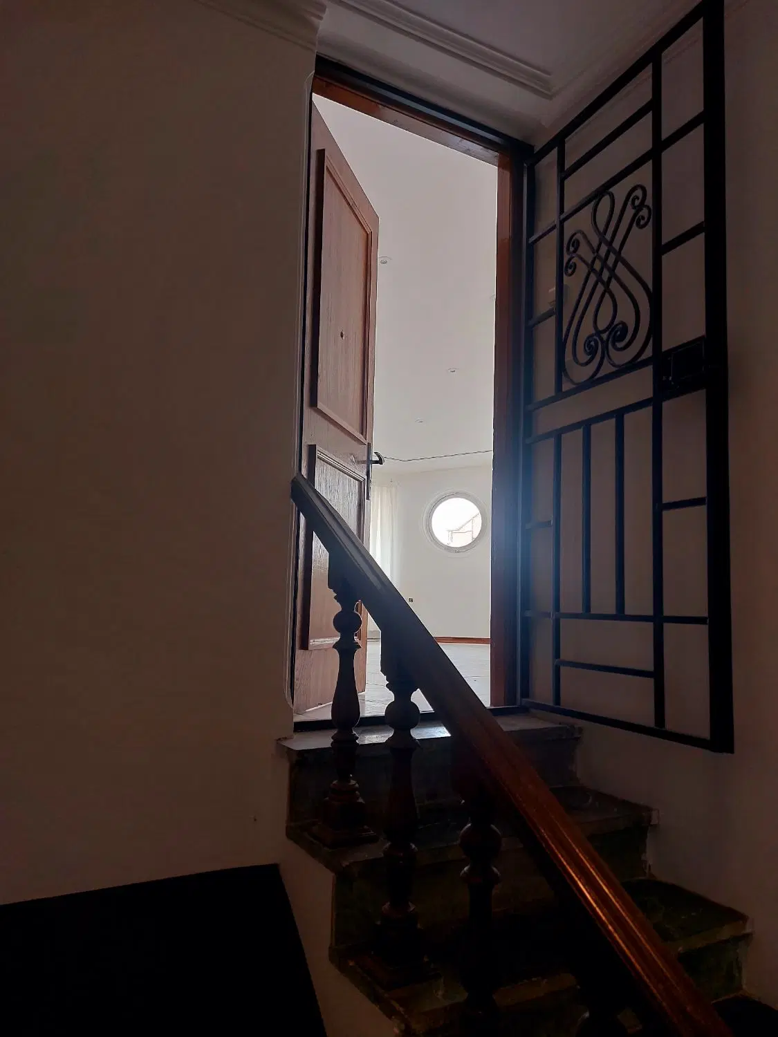 اجاره واحد تجاری ۸۵ متری رشت  مطهری