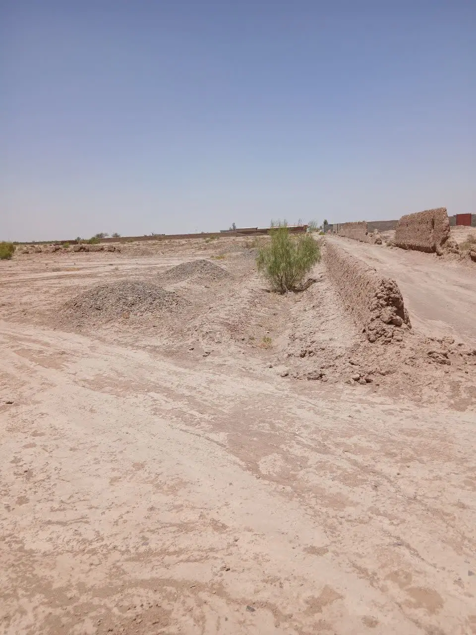 یک قطعه زمین به ابعاد ۵۳۰۰متر