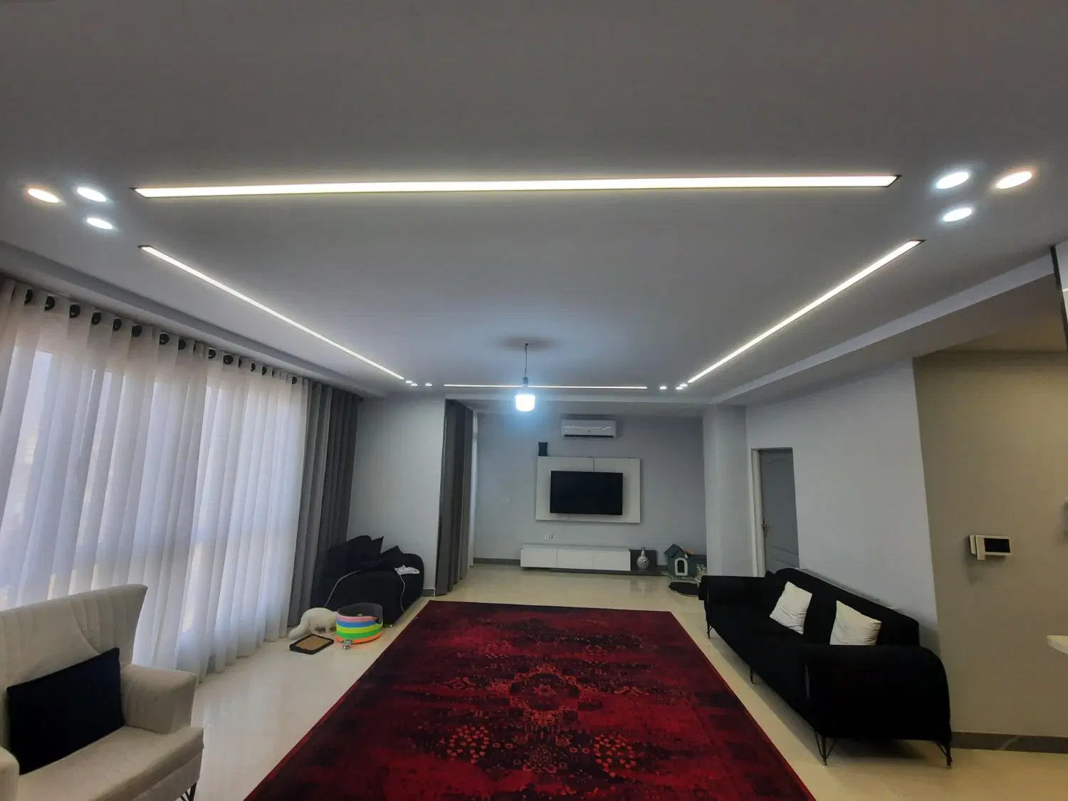 ۹۰ متری بی نظیر، ارغوان، تاپ لوکیشن