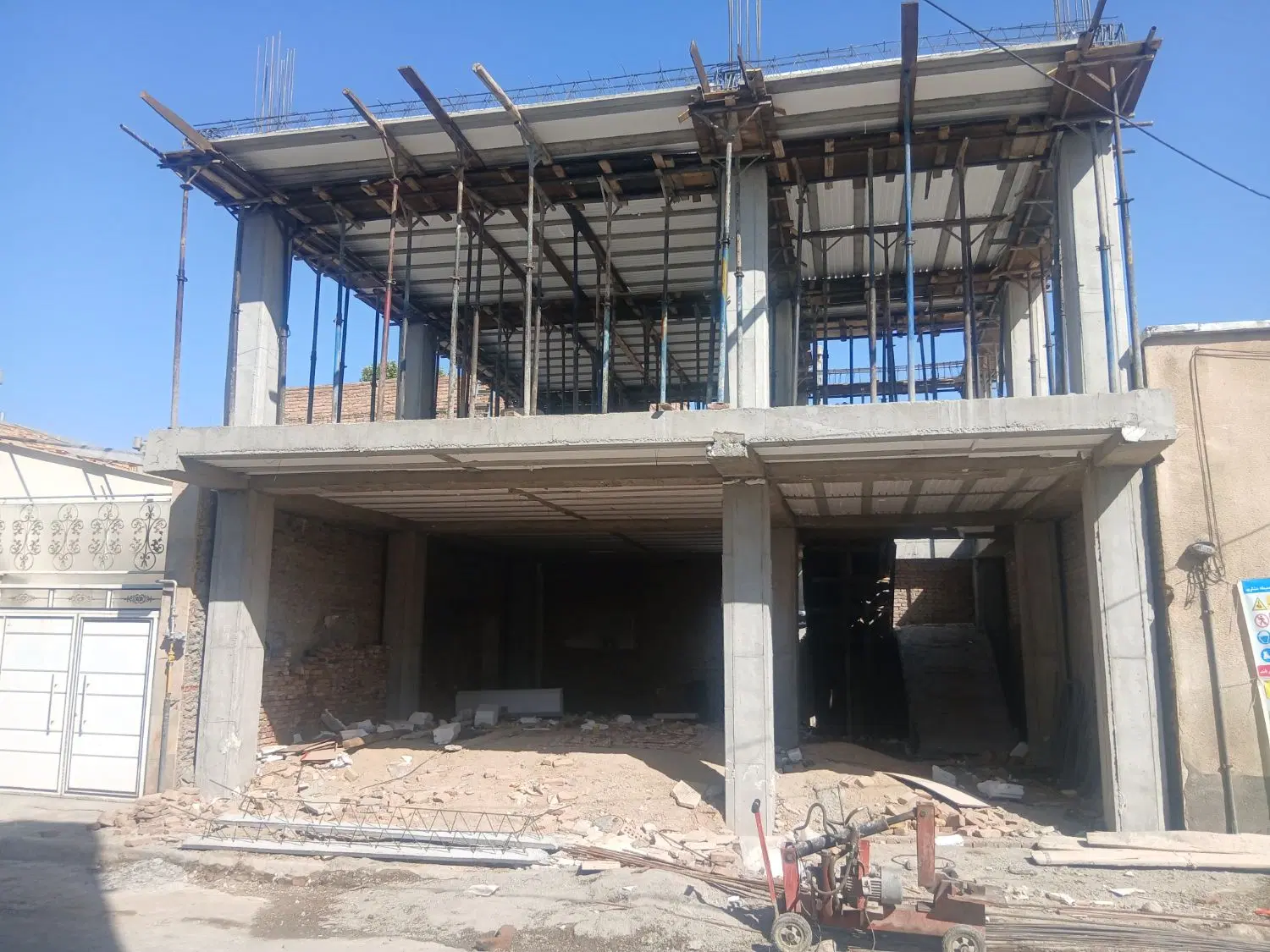 ساختمان نیمه کاره در صمدزاده 1