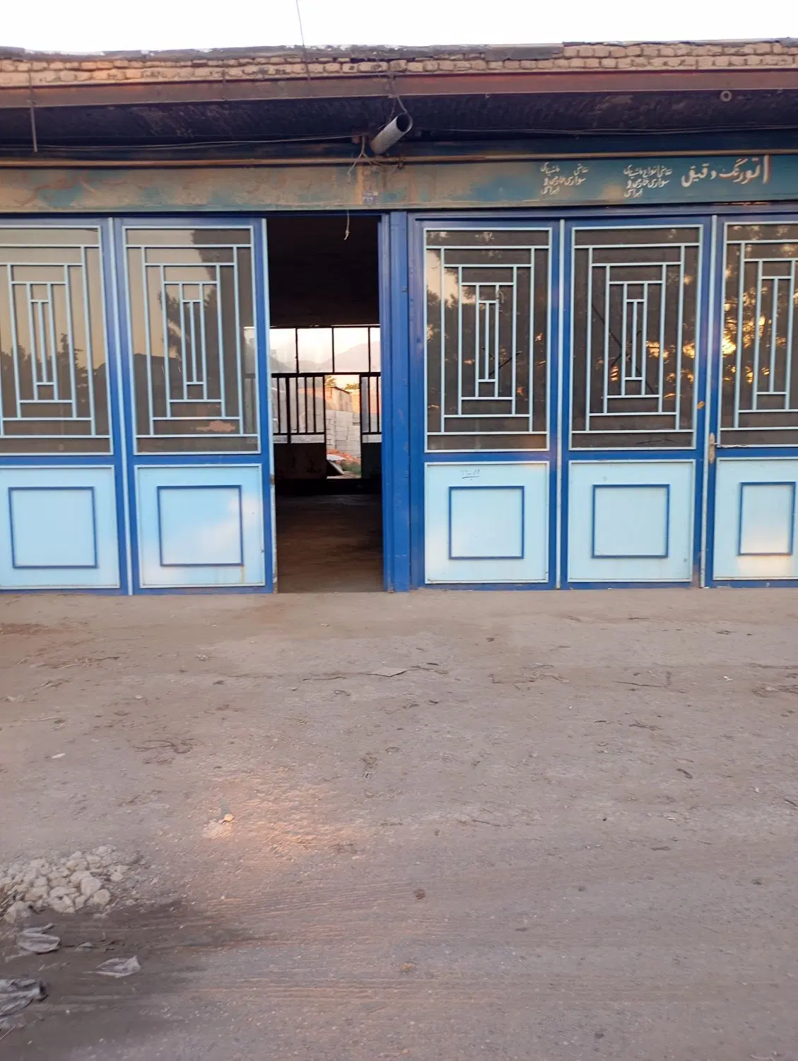 دو باب مغازه در سه راهی نادیلو