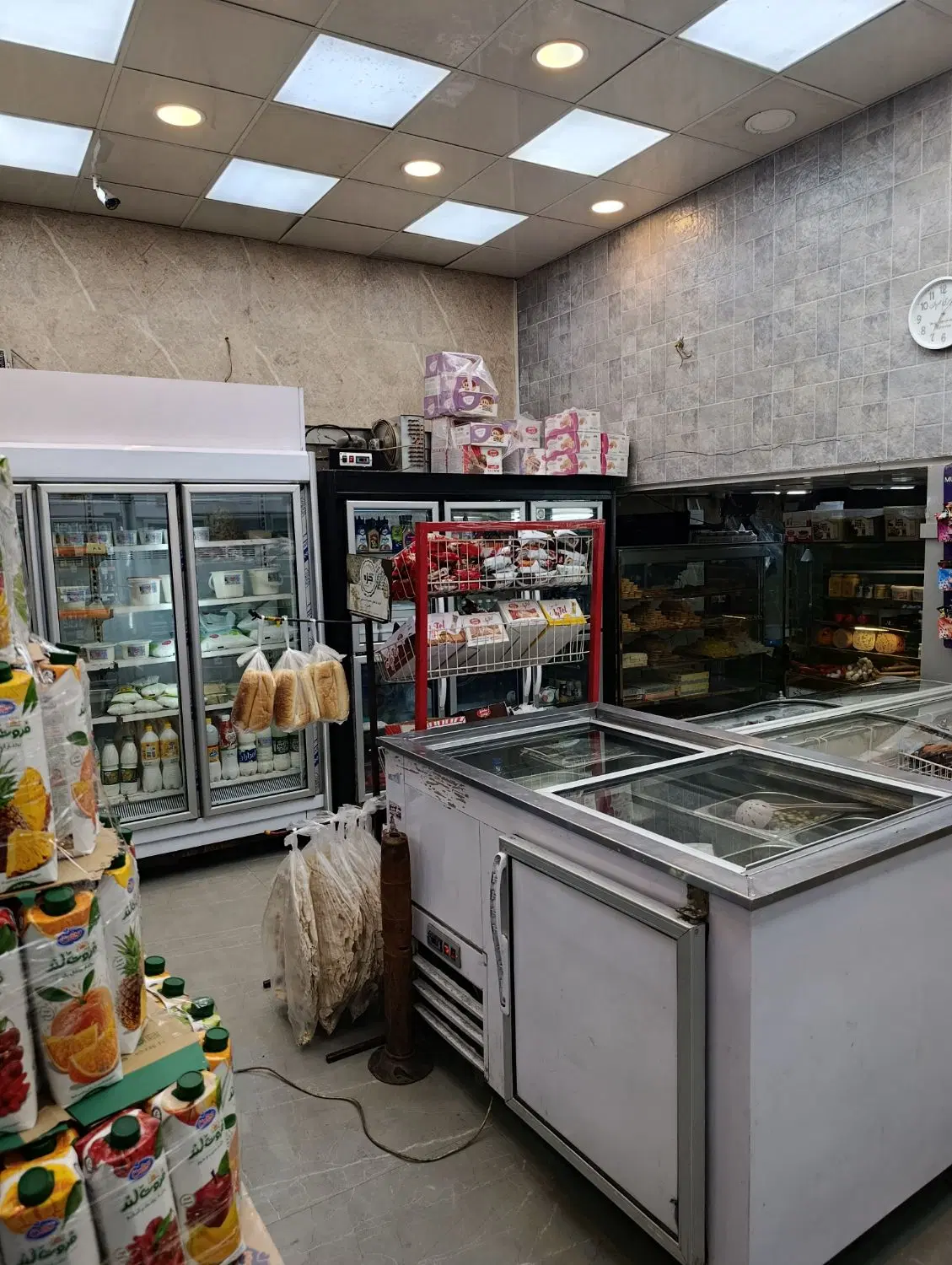 60 متر ملک تجاری و 27 متر بالکن
