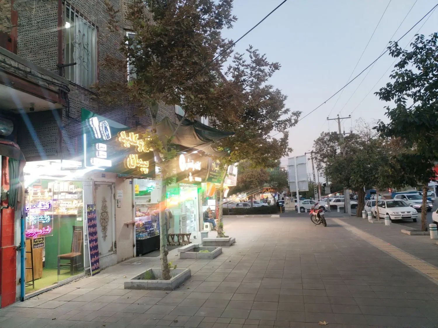 یک طبقه و نیم خانه و 4دربند مغازهسر نبش
