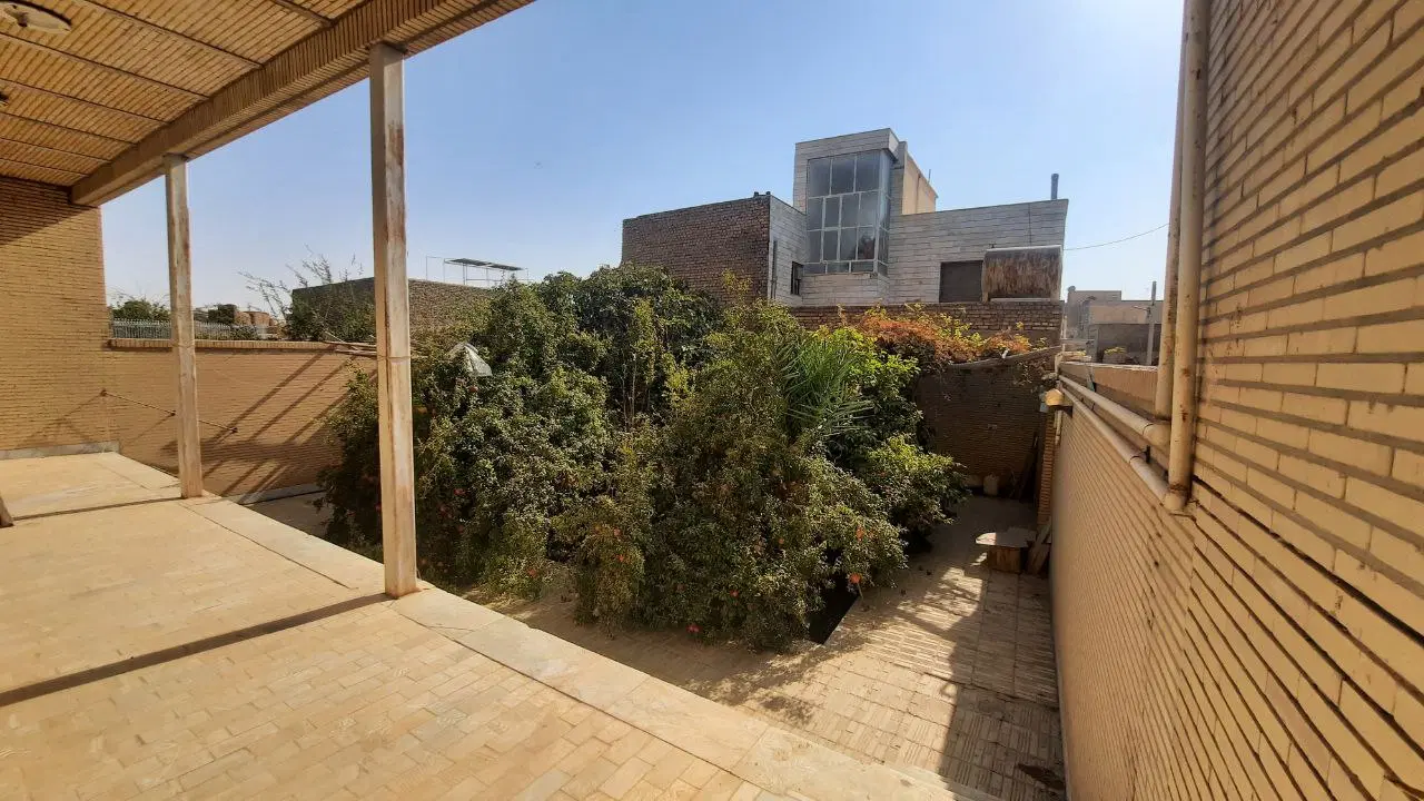خانه حیاط دار کوچه باغ میبد