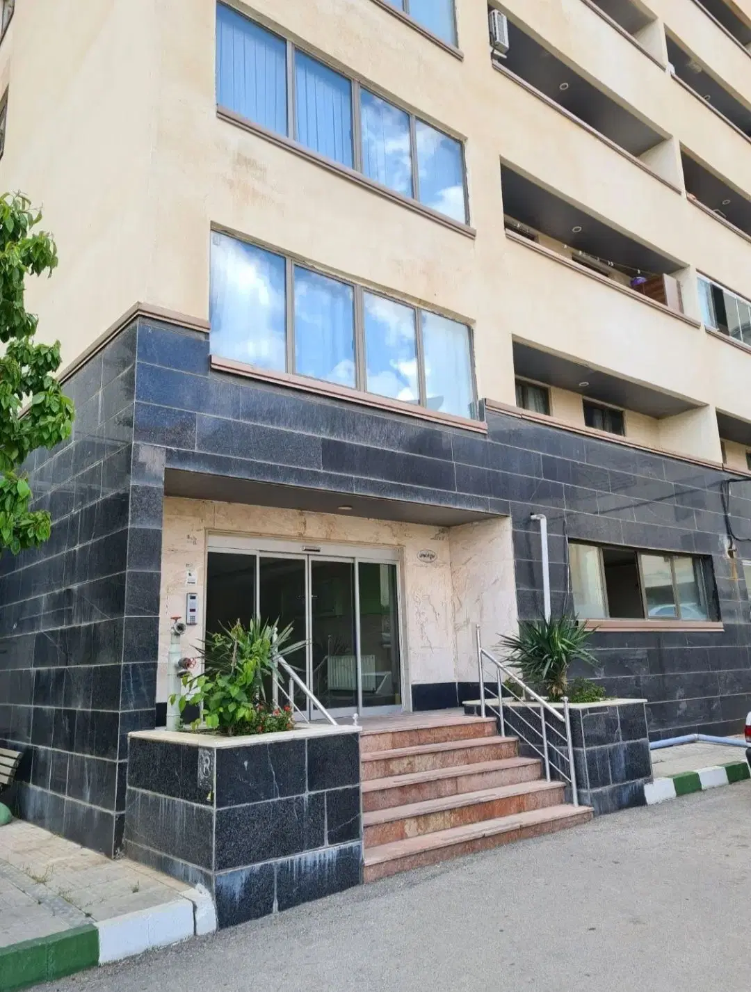 واحد فوق لوکس 105 متری