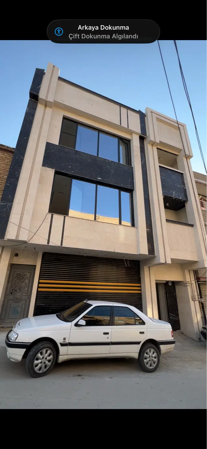 ساختمان مدرن سه طبقه