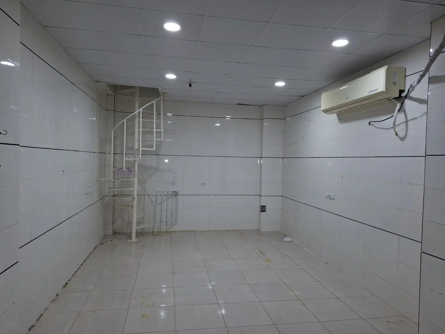مغازه جهت رهن و اجاره ،روبروی بیمارستان ولی عصر