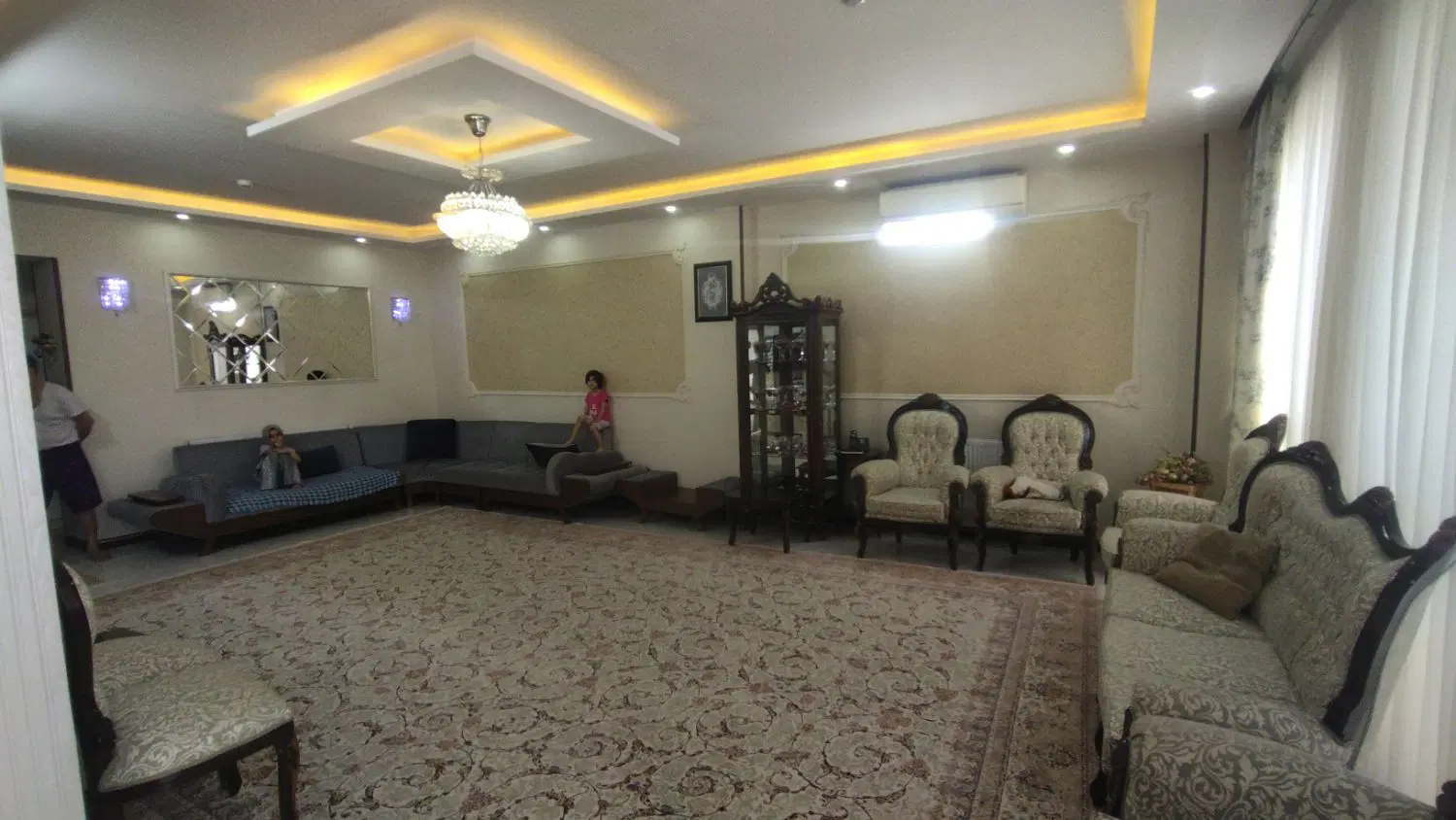۱۲۱ متری_سه‌خواب_۱۰ دقیقه تا حرم_ مناسب زائر