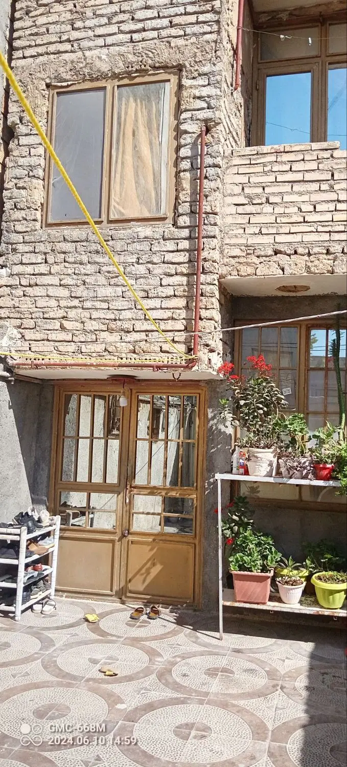 خانه ویلایی در دو طبقه و نیم