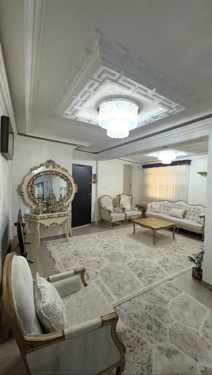 تک واحدی به همراه دو مغازه