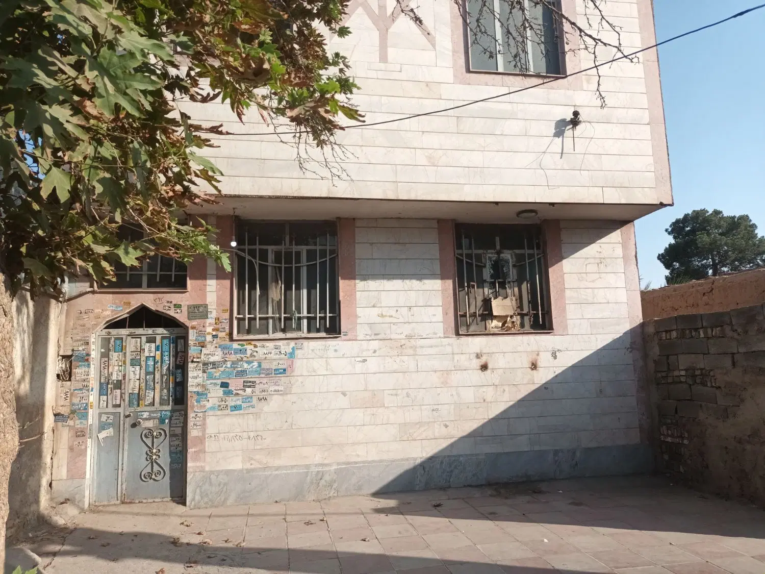 خانه بر خیابان اصلی