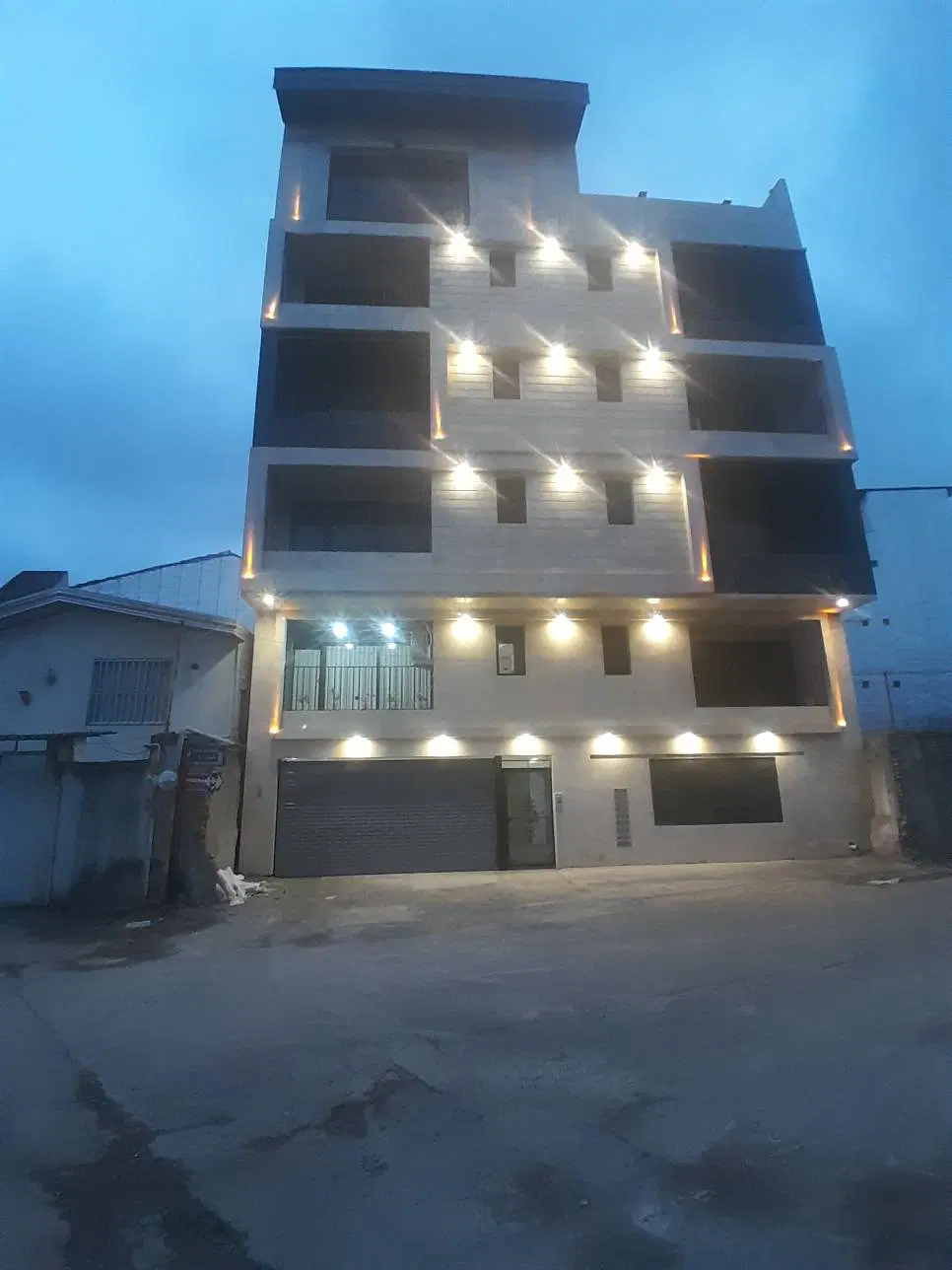 آپارتمان ۱۳۰ متری فول (شیرینی فروش قابل توجه)