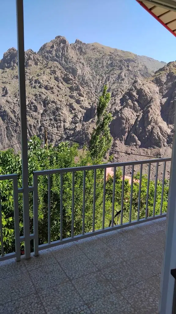 طبقه بالای ویلا در روستای مرتفع و خنک اوانک .الموت