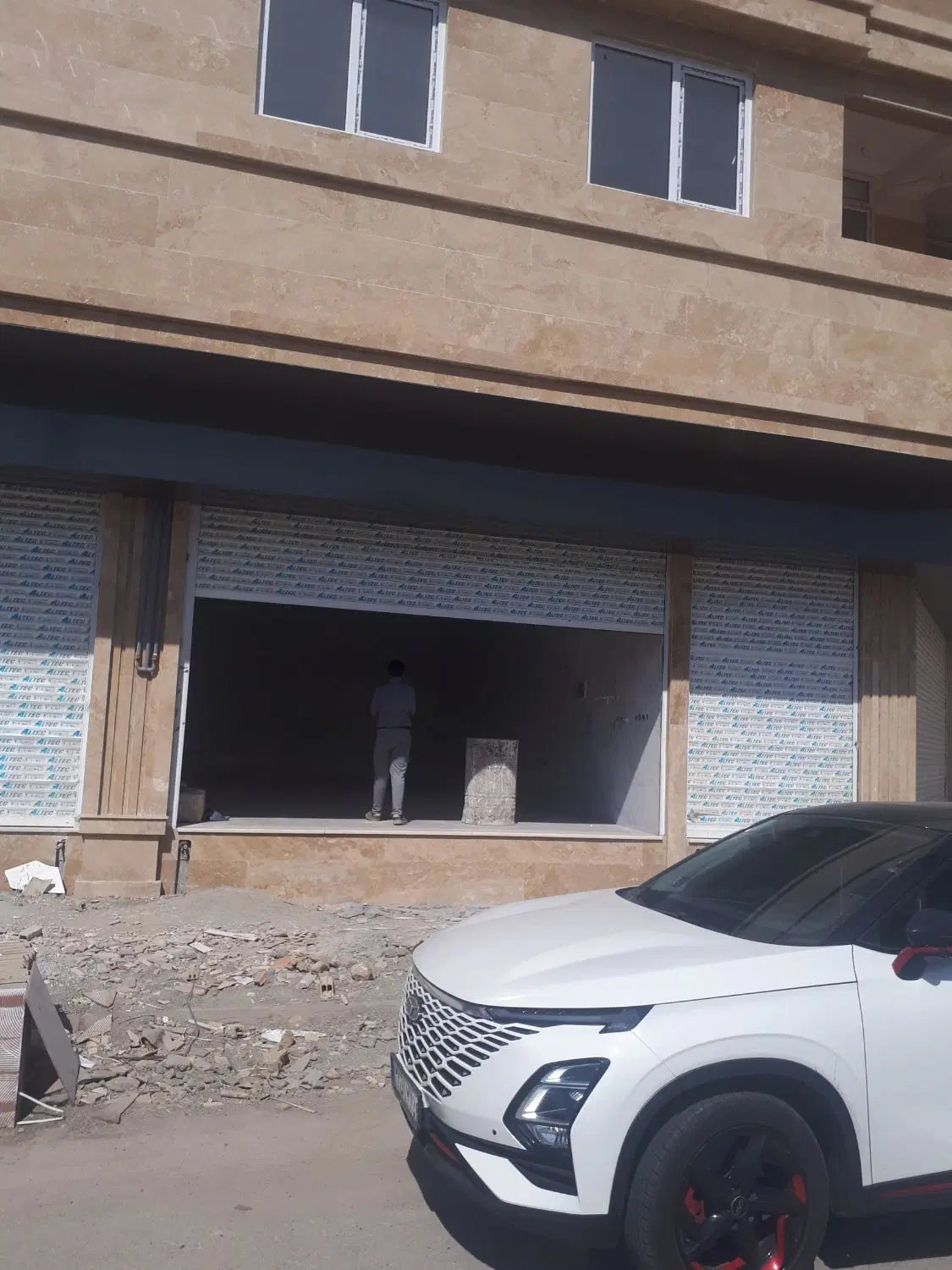 اپارتمان و یک دستگاه مغازه