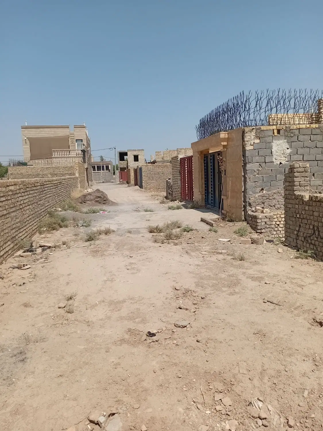 زمین دیوار کشیده شده آماده سقف