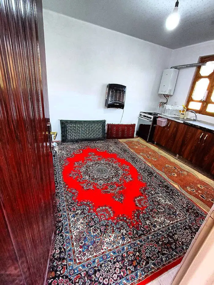 رهن کامل خانه‌ باغ در دل طبیعت روستای اهنز(ارجمند)