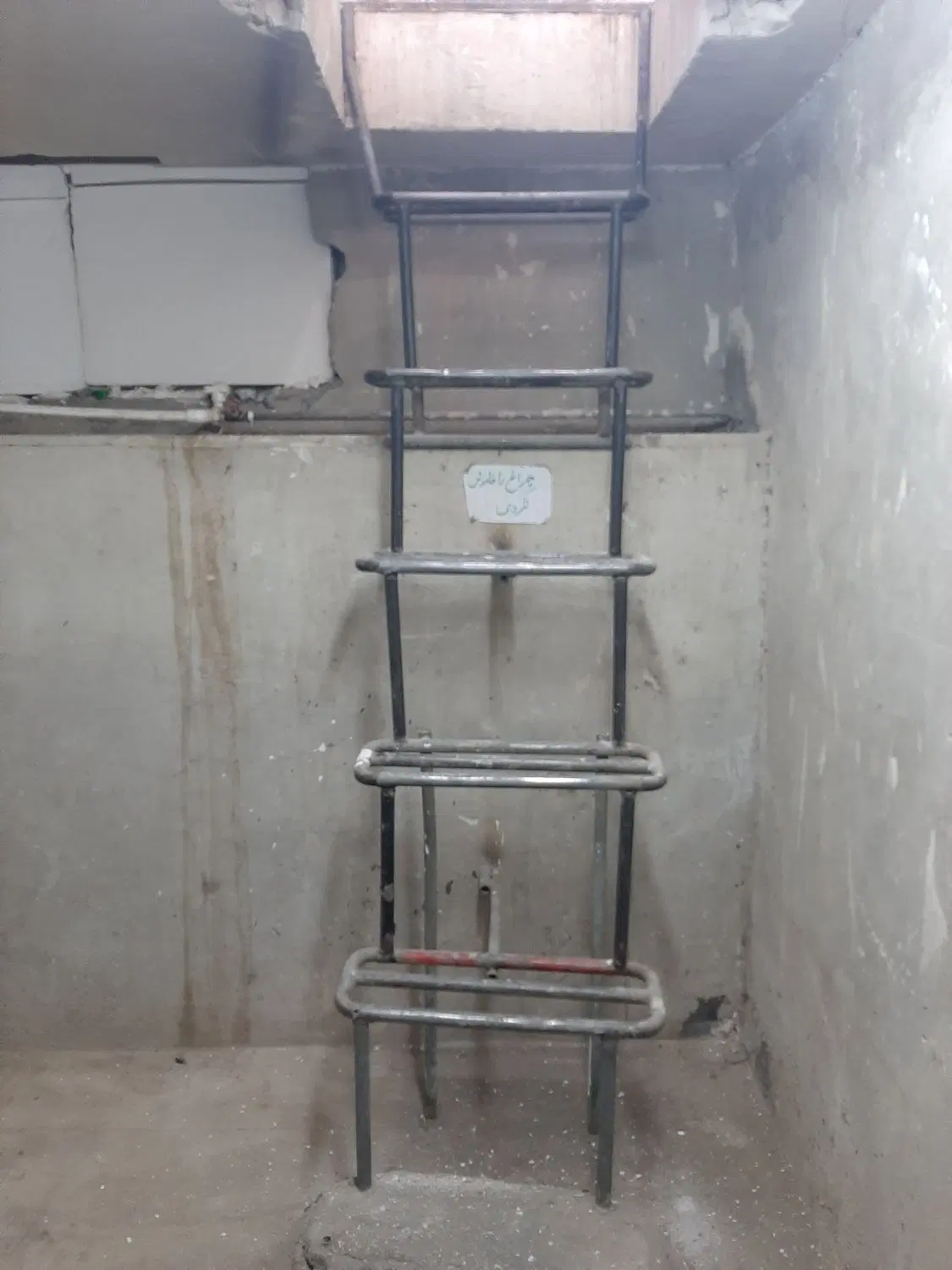 یک باب مغازه با زیرزمین